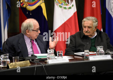 Montevideo, Uruguay. 4. August 2015. Senator und ehemaligen President of Uruguay Jose Mujica (R) und Sonderberater für internationale Angelegenheiten von Brasilien Marco Aurelio Garcia (L) an der Konferenz teilnehmen "Integration-Perspektiven betrachtet aus Brasilien und Uruguay", in den Sitz des lateinamerikanischen Integration Association (ALADI), in Montevideo, Hauptstadt von Uruguay, am 4. August 2015. Bildnachweis: Nicolas Celaya/Xinhua/Alamy Live-Nachrichten Stockfoto