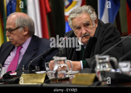 Montevideo, Uruguay. 4. August 2015. Senator und ehemaligen President of Uruguay Jose Mujica (R) und Sonderberater für internationale Angelegenheiten von Brasilien Marco Aurelio Garcia (L) an der Konferenz teilnehmen "Integration-Perspektiven betrachtet aus Brasilien und Uruguay", in den Sitz des lateinamerikanischen Integration Association (ALADI), in Montevideo, Hauptstadt von Uruguay, am 4. August 2015. Bildnachweis: Nicolas Celaya/Xinhua/Alamy Live-Nachrichten Stockfoto