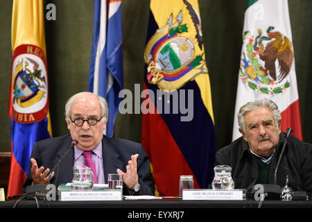 Montevideo, Uruguay. 4. August 2015. Senator und ehemaligen President of Uruguay Jose Mujica (R) und Sonderberater für internationale Angelegenheiten von Brasilien Marco Aurelio Garcia (L) an der Konferenz teilnehmen "Integration-Perspektiven betrachtet aus Brasilien und Uruguay", in den Sitz des lateinamerikanischen Integration Association (ALADI), in Montevideo, Hauptstadt von Uruguay, am 4. August 2015. Bildnachweis: Nicolas Celaya/Xinhua/Alamy Live-Nachrichten Stockfoto