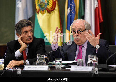 Montevideo, Uruguay. 4. August 2015. Generalsekretär der lateinamerikanischen Integration Association (ALADI) Carlos Alvarez (L) und Sonderberater für International Affairs of Brazil Marco Aurelio Garcia (R) nehmen Sie Teil an der Konferenz "die Integration Perspektiven betrachtet aus Brasilien und Uruguay", in den Sitz von ALADI, in Montevideo, Hauptstadt von Uruguay, am 4. August 2015. Bildnachweis: Nicolas Celaya/Xinhua/Alamy Live-Nachrichten Stockfoto