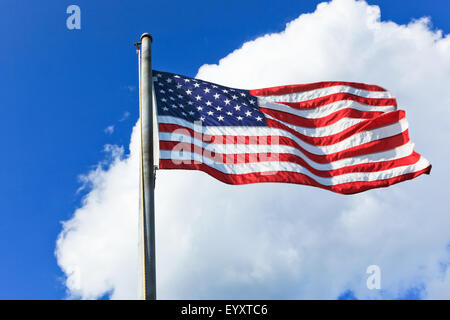 Gestickte Sterne auf blau mit roten und weißen Streifen im Wind, die amerikanische Flagge an einem sonnigen Sommernachmittag. Stockfoto