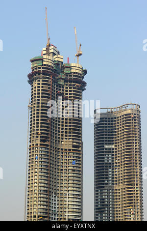 Hochbau mit Turmdrehkranen Stockfoto