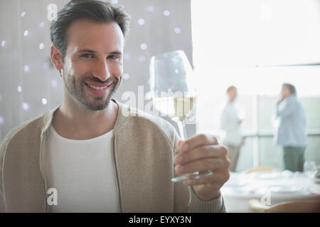 Porträt lächelnder Mann trinken Weißwein im restaurant Stockfoto