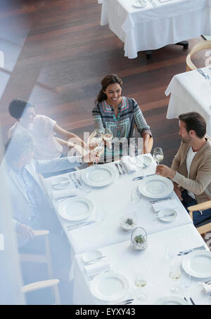 Freunde, toasten Weingläser am Tisch im restaurant Stockfoto