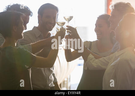 Freunde, toasten Weingläser Stockfoto