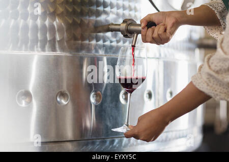 Winzer Fass Verkostung Rotwein aus Edelstahl MwSt Stockfoto