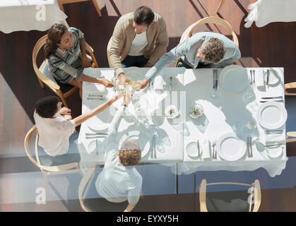 Draufsicht Freunden Toasten Weingläser an sonnigen Restauranttisch Stockfoto