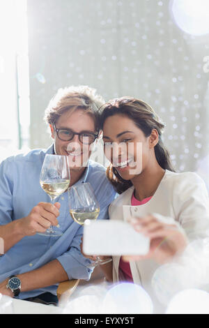 Paar mit weißen Wein nehmen Selfie mit Kamera-Handy Stockfoto