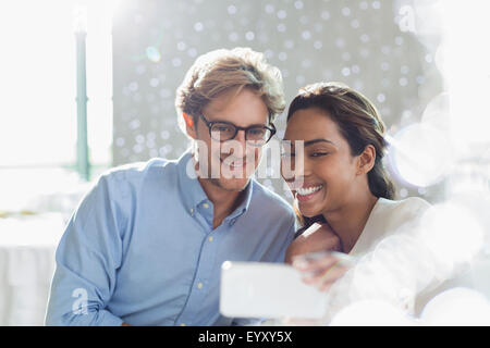 Paar nehmen Selfie mit Kamera-Handy Stockfoto