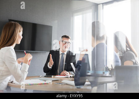 Geschäftsleute in Zimmer Tagung sprechen Stockfoto