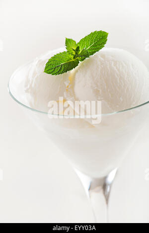 Frische weiße Zitroneneis im Glas serviert. Stockfoto