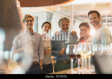 Porträt, Lächeln Freunde Weinverkostung im Weingut Stockfoto