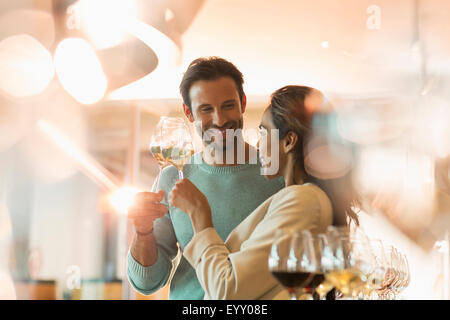 Paar-Weinverkostung im sonnigen Weingut Degustationsraum Stockfoto