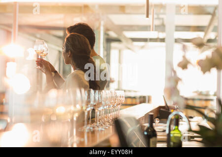 Paar-Weinverkostung im sonnigen Weingut Degustationsraum Stockfoto