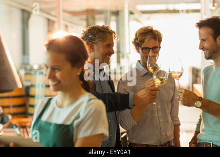 Männer Wein Verkostung Wein Weingut Degustationsraum Stockfoto