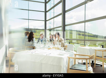 Freunde am Tisch im Speisesaal sonnigen Weingut Stockfoto