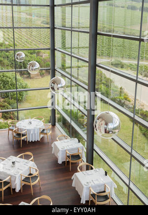 Pendelleuchten über Tabellen im Weingut Speisesaal hängen Stockfoto