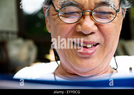 Ältere Mann zu Hause entspannen, ein Buch lesen Stockfoto