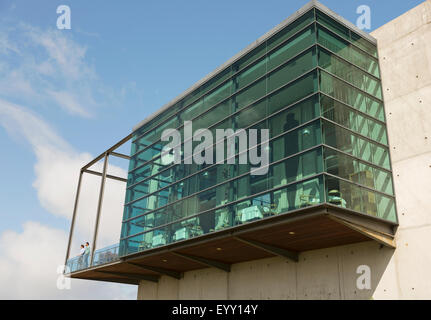 Glas-Relief am Gebäude Stockfoto