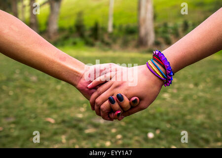 Nahaufnahme von Frauen Hand in Hand im park Stockfoto