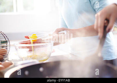 Frauen in Küche Backen hautnah Stockfoto