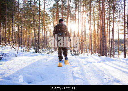 Kaukasischen Mann Langlaufen im verschneiten Wald Stockfoto