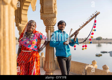 Traditionelle indische Paare stehen im Denkmal, Jaisalmer, Rajasthan, Indien Stockfoto