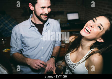 Paar, lachen und trinken in Nachtclub Stockfoto
