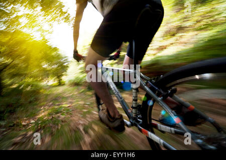 Verschwommene Sicht der kaukasischen Mann mit Schmutz-Fahrrad im Wald Stockfoto