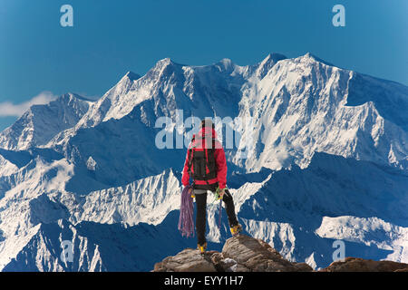 Kaukasische Wanderer malerische Aussicht vom Berggipfel, Monte Rosa, Alpen, Italien Stockfoto