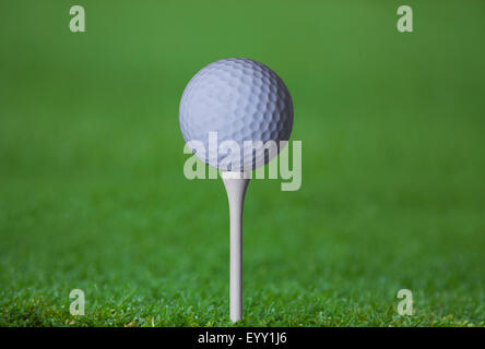 Nahaufnahme von Golfball auf tee Stockfoto