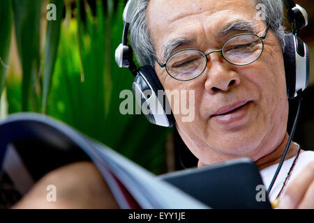 Porträt des Lächelns senior Mann mit Buch Stockfoto