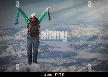 Kaukasische Wanderer Jubel auf Berggipfel, Monte Rosa, Alpen, Italien Stockfoto