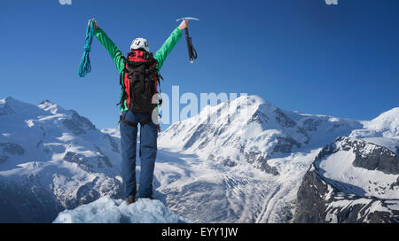 Kaukasische Wanderer Jubel auf Berggipfel, Monte Rosa, Alpen, Italien Stockfoto