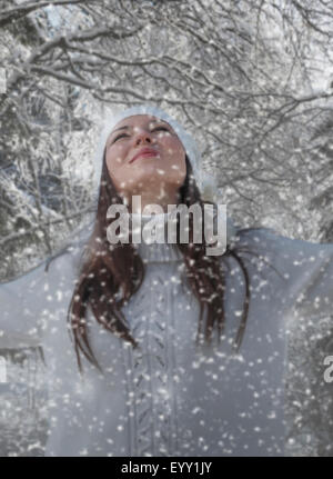 Kaukasische Frau spielt im Schnee Stockfoto