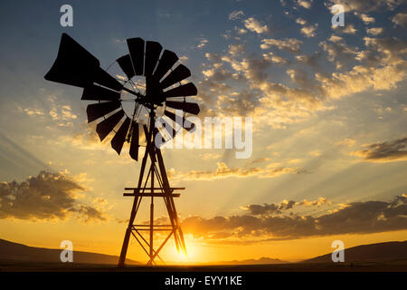 Silhouette der Windmühle unter dramatischen Sonnenuntergang Himmel Stockfoto