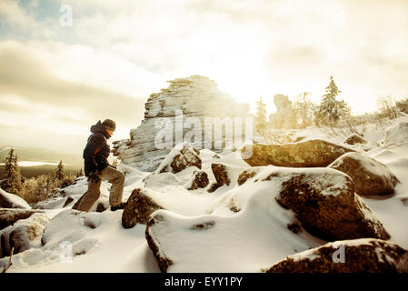 Kaukasische Wanderer Klettern verschneite Felsformationen Stockfoto
