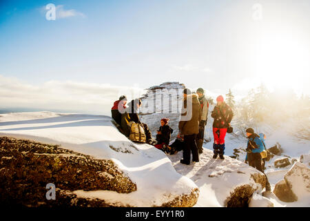 Kaukasische Wanderer Klettern verschneite Felsformationen Stockfoto