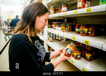 Kaukasische Frau einkaufen im Supermarkt Stockfoto