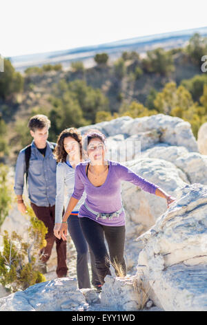 Wanderer, die felsigen Hügel klettern Stockfoto