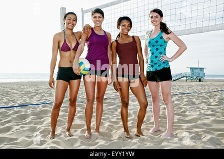 Frauen Lächeln in der Nähe von Volleyballnetz am Strand Stockfoto