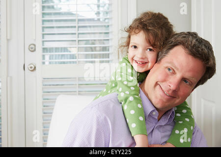 Kaukasischen Mann mit Tochter Huckepack Stockfoto