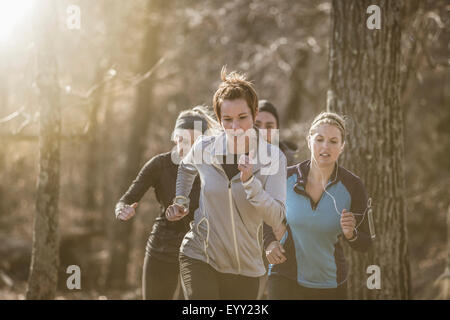 Läufer auf unbefestigten Weg im Wald joggen Stockfoto