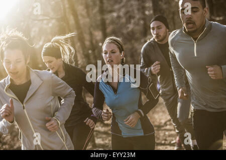 Läufer auf unbefestigten Weg im Wald joggen Stockfoto