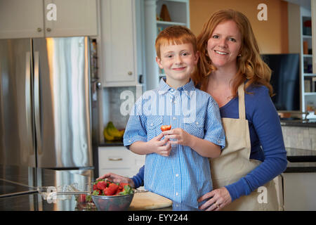 Kaukasische Mutter und Sohn in Küche Stockfoto