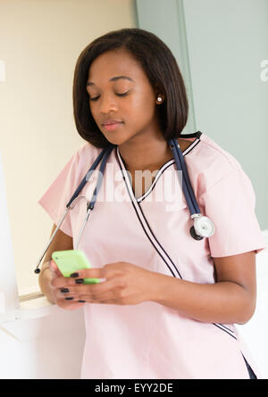 Gemischte Rassen Krankenschwester mit Handy Stockfoto