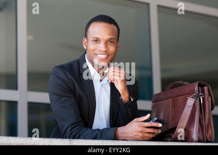 Schwarze Geschäftsmann mit Handy Stockfoto