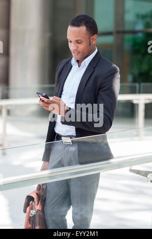 Schwarze Geschäftsmann mit Handy im freien Stockfoto