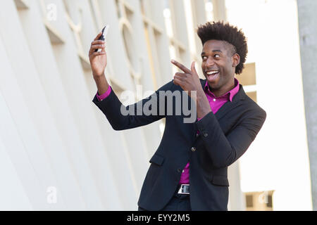 Schwarze Geschäftsmann nehmen Selfie außerhalb Gebäude Stockfoto