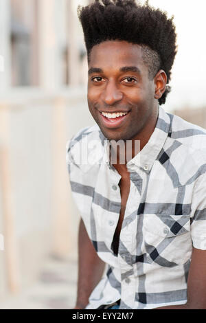 Schwarzer Mann lächelnd im freien Stockfoto